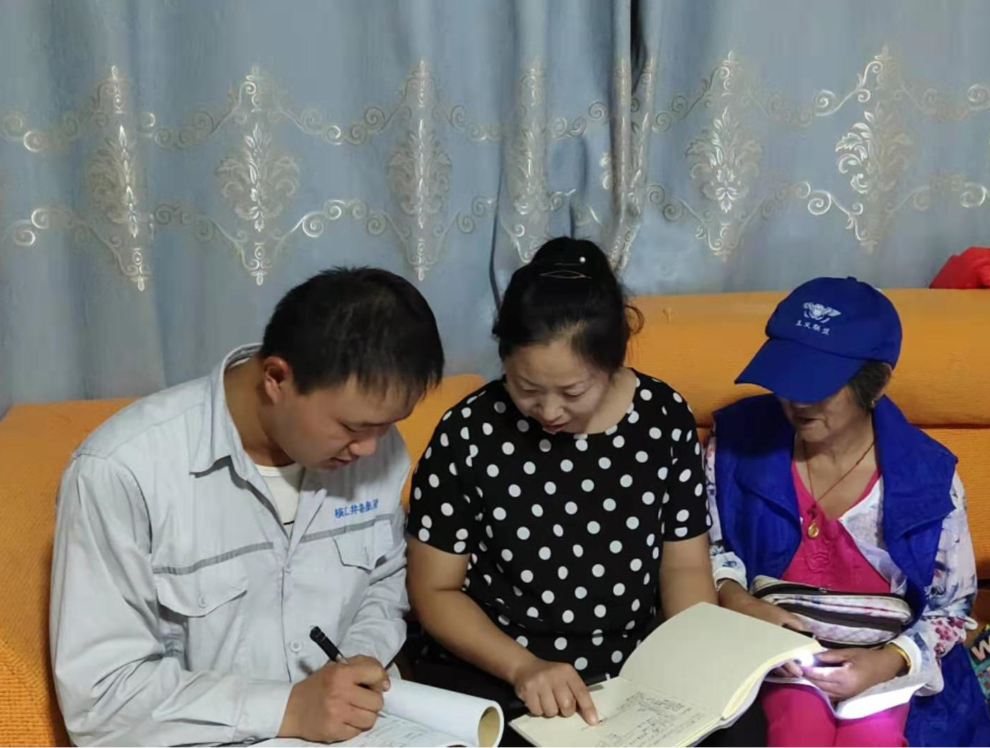 积极参与当地公安边防支队组织的“三访四见”活动