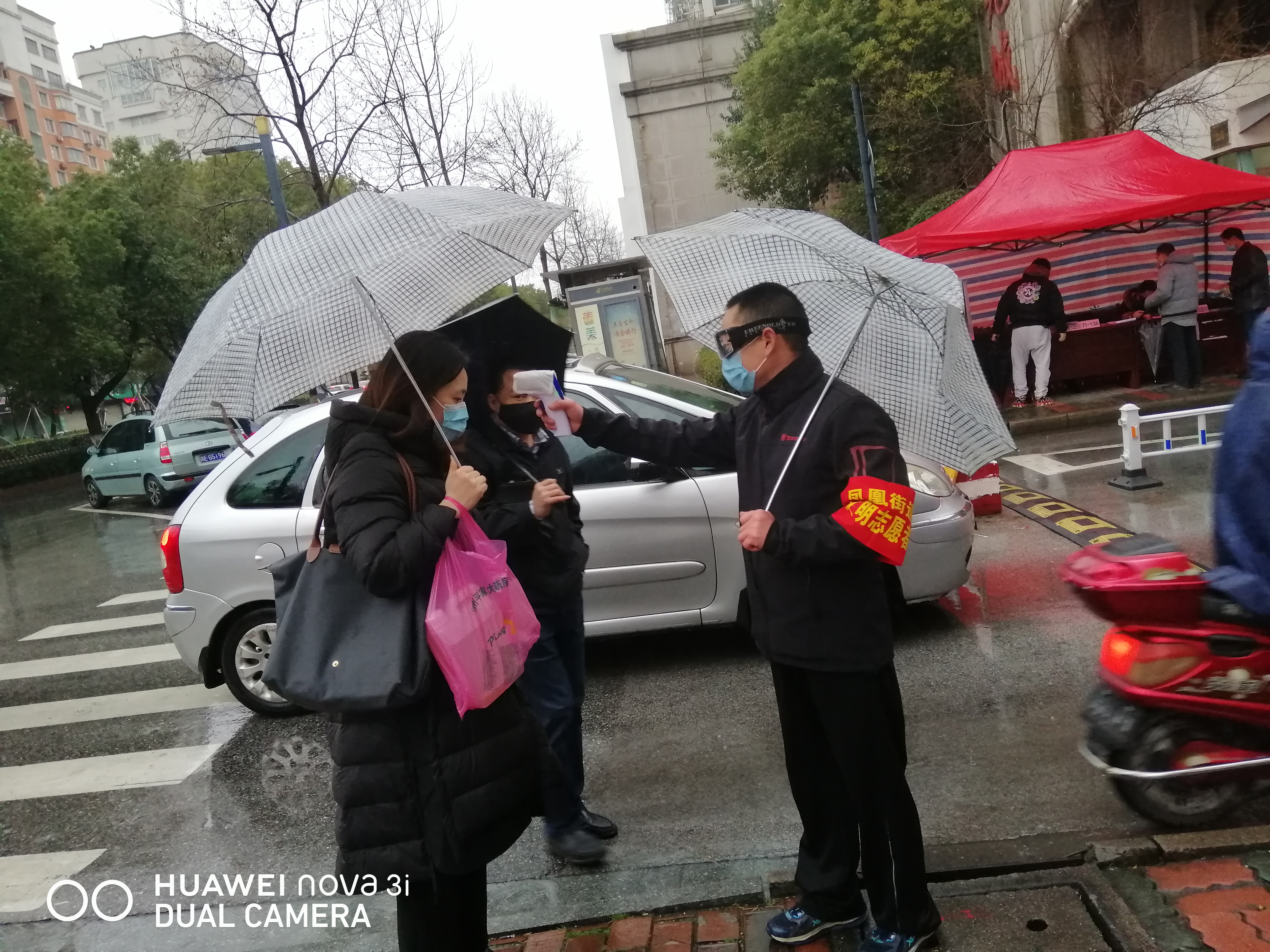 疫情期间公司员工主动参加疫情防控志愿服务