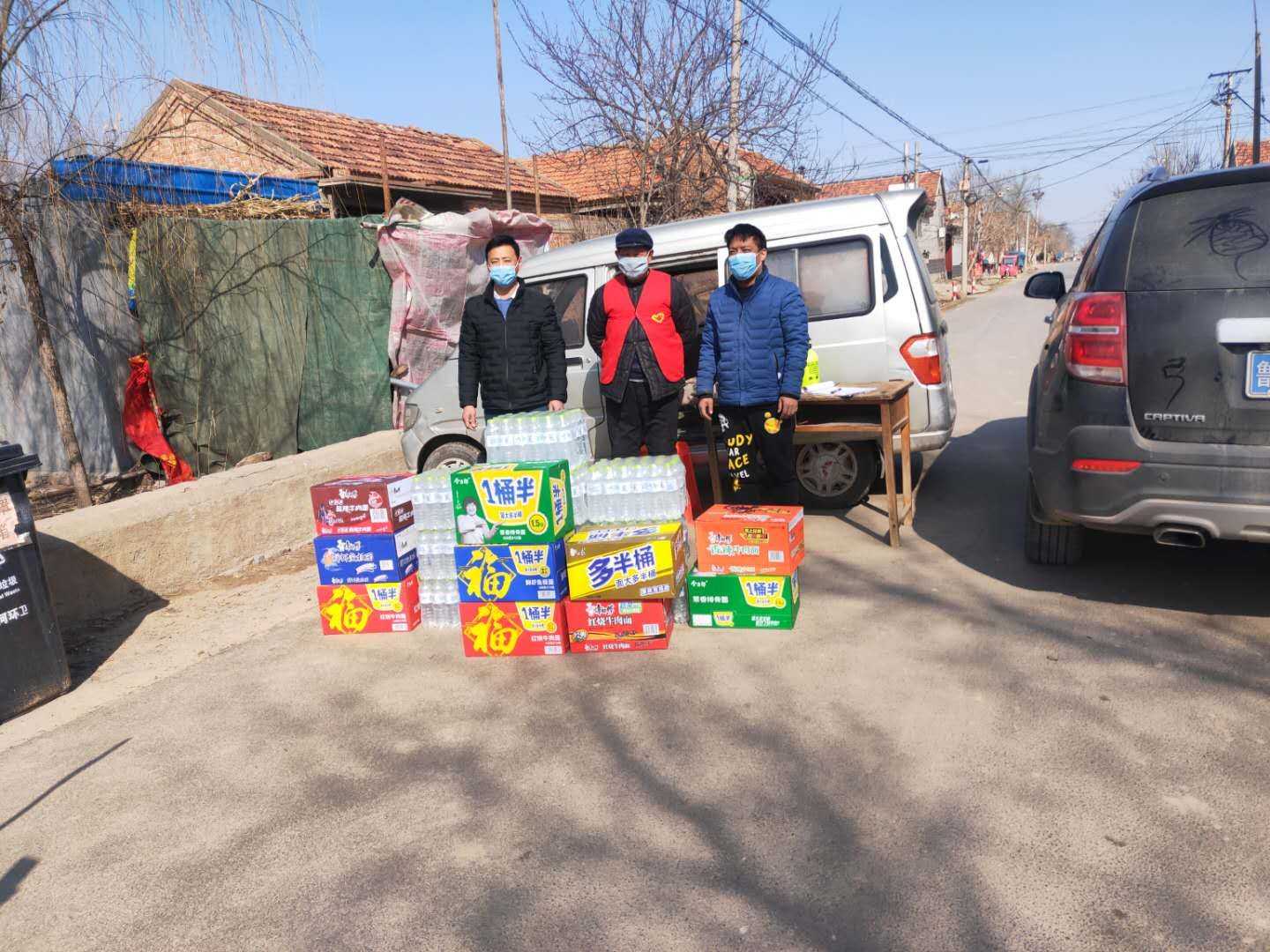 疫情期间职工为当地村庄志愿服务人员捐赠物资