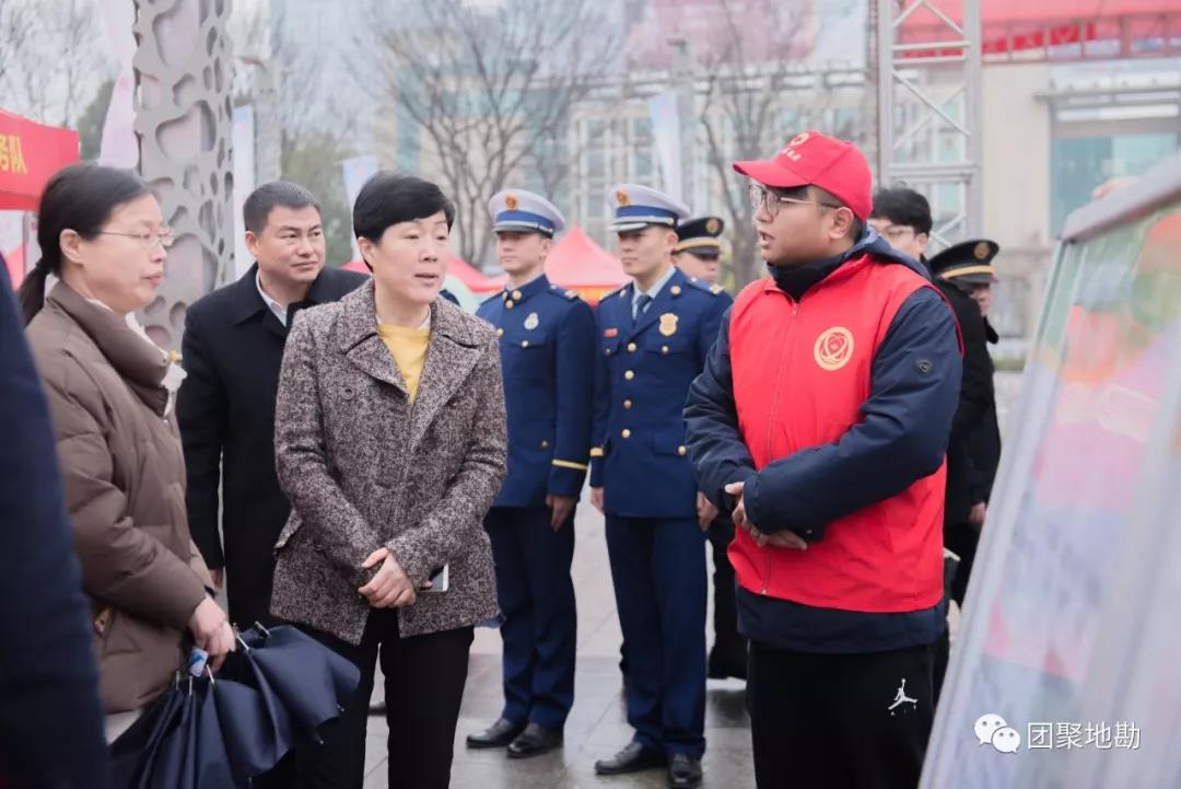 参加湖州市爱山广场上开展的湖州市新时代文明实践“三服务·志愿行”主题行动启动仪式暨“学雷锋志愿服务广场”活动
