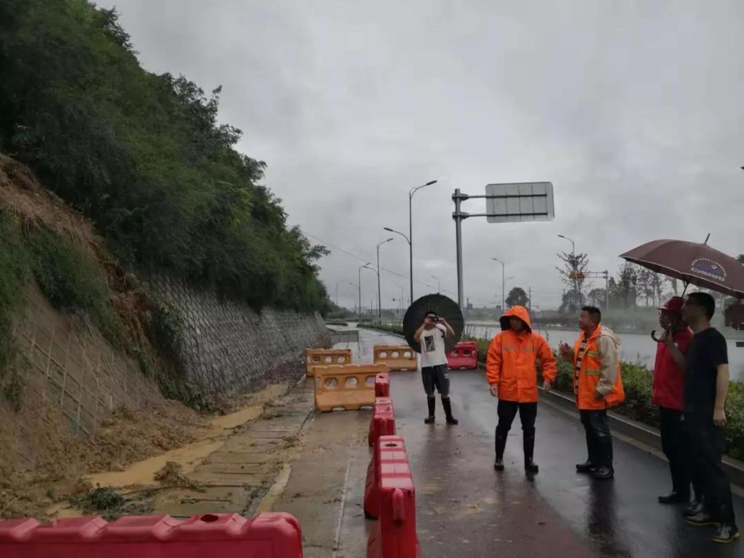 组织团员青年分别前往湖州市德清县、安吉县、吴兴区等所辖村开展“地质灾害防治专家进村驻点”“地质成果进乡村”活动